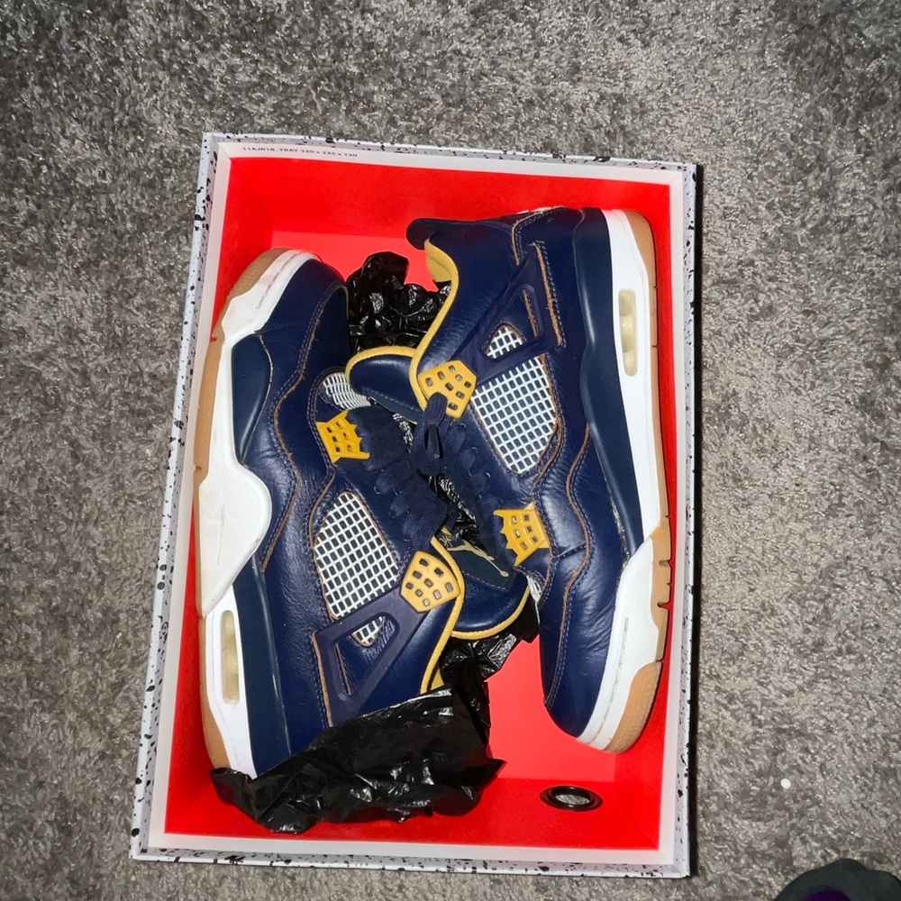 Mid navy jordan 4
